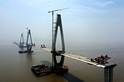 中交路建沪舟甬跨海通道舟岱跨海大桥主通航孔桥首个次边跨合龙_500.jpg